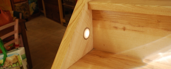 scala in legno artigianale con illuminazione